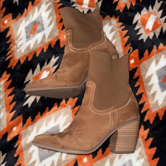Universal Thread Tan Heeled Boots - Picture 3 of 5